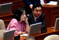 [포토] 교섭단체 대표연설 바라보는 윤관석·윤미향