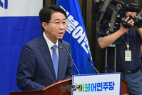 [포토] 경과보고 하는 조정식 민주당 사무총장