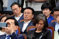 [포토] 단식투쟁 중 의총 찾은 윤재갑 민주당 의원