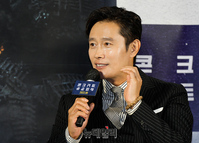 [포토] 영화 '콘크리트 유토피아' 소감 발표하는 이병헌