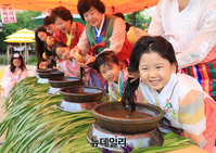 [포토] 단오맞이 행사, 창포물에 머리 감아요