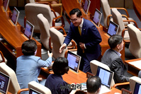 [포토] 의원들과 인사 나누는 배진교 정의당 원내대표