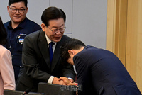 [포토] 토론회 참석자들과 악수하는 이재명 대표