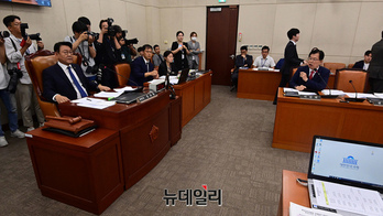 [포토] 설전 벌이는 김교흥 행안위원장과 이만희 간사