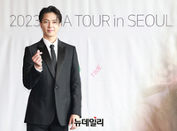 [포토] 한국팬이 준 피켓 든 야마시타 토모히사