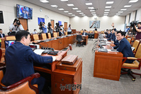 [포토] 과방위 전체회의 산회, 의시봉 두드리는 박성중 간사