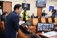 [포토] 자리 떠나는 박성중 국민의힘 간사