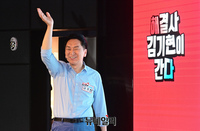 [포토] 대학생 지원 발표 위해 입장하는 김기현 대표