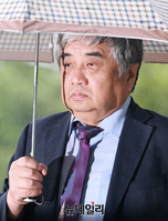 [포토] TV조선 재승인 점수 조작 의혹, 법원 출석한 한상혁 전 위원장