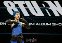 [포토] 파란머리로 컴백한 에잇턴 래퍼 윤규