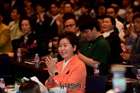 [포토] 박수치는 양향자 한국의희망 창당준비위원장