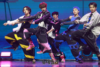 [포토] 바지 거꾸로 입고 컴백한 '에잇턴'...타이틀 '엑셀' 무대