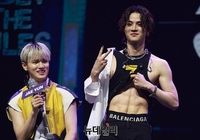 [포토] 에잇턴 명호, 복근 공개