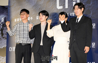 [포토] 각자 다른 위치서 연기한 '도경수-김희애-설경구'