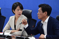 [포토] 대화 나누는 조승래·고민정