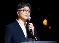[포토] 연극 '나무 위의 군대' 인사말하는 박용호 프로듀서