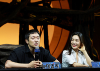 [포토] 연극 '나무 위의 군대' 호흡 맞추는 손석구-최희서