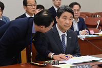 [포토] 보좌진과 대화 나누는 이주호 사회부총리