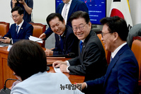 [포토] 환하게 웃는 이재명 더불어민주당 대표