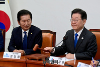[포토] 의시봉 두드리는 이재명 더불어민주당 대표