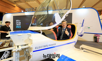 [포토] 미래항공모빌리티 부스 체험하는 이원재 차관