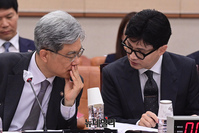 [포토] 대화 나누는 한동훈 법무부 장관과 김상환 법원행정처장