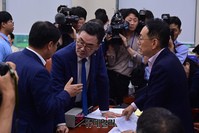 [포토] 대화 나누는 깁도읍·정점식·소병철