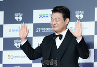 [포토] 반갑게 손 흔드는 조성하