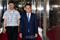 [포토] 비공개 회동 향하는 박광온 민주당 원내대표