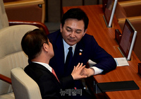 [포토] 대화 나누는 이정식·원희룡 장관