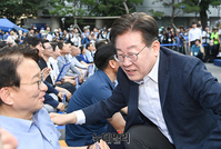 [포토] 참석자에 인사하는 이재명 대표