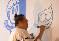 [포토] 라이브 드로잉 선보이는 김태중 작가