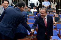 [포토] 참석자들과 인사 나누는 윤재옥 국민의힘 원내대표