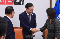 [포토] 인사 나누는 이재명 더불어민주당 대표