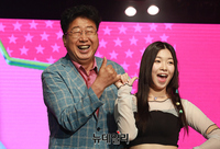 [포토] 성민지 쇼케이스 방문한 작곡가 김동찬