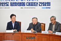 [포토] 민주당 찾은 조성우 정전 70년 한반도 평화행동 공동대표