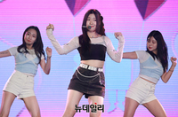 [포토] 트롯가수 성민지, 타이틀 '오빠오빠' 무대