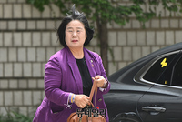 [포토] 후원금 사적 사용 의혹, 항소심 출석하는 윤미향