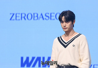 [포토] 제로베이스원 김지웅, 걸어다니는 조각상