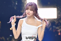 [포토] 엔믹스 릴리, 솜사탕 같은 헤어스타일