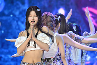 [포토] 타이틀곡 '파티 어 클락' 무대 선보이는 엔믹스