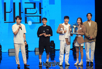 [포토] 작곡팀 아크로펀치에 선풍기 선물 받은 코요태