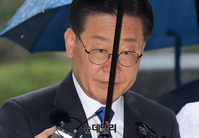 [포토] 우산쓰고 재판 출석하는 이재명 대표