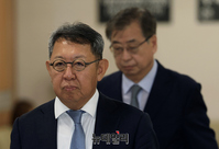 [포토] 법률대리인과 공판 출석하는 서훈 전 국가안보실장