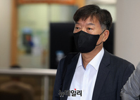 [포토] 서해피격사건 공판 출석하는 김홍희 전 해양경찰청장