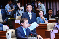 [포토] 입장하는 박광온 더불어민주당 원내대표