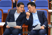 [포토] 대화 나누는 김기현 대표와 박대출 정책위의장