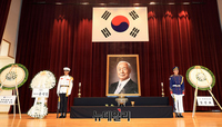 [포토] 이승만 건국대통령 서거 58주기 추모식에 첫 등장한 '국무총리-국회의장' 조화