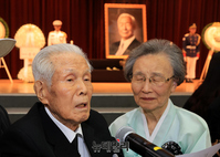 [포토] 건국대통령 이승만 서거 58주기 추모식, 유족인사하는 이인수 박사 내외