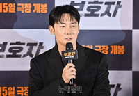 [포토] 보호자 김준한 '존경하는 감독이자 선배'